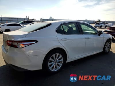 Trzecie zdjęcie samochodu z tyłu: 2018 TOYOTA CAMRY LE VIN:4T1B11HK4JU019142 - miniatura