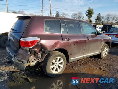 Trzecie zdjęcie samochodu z tyłu: 2013 TOYOTA HIGHLANDER BASE VIN:5TDZK3EH8DS126174 - miniatura