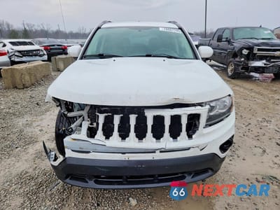 Piąte zdjęcie samochodu w środku: 2016 JEEP COMPASS LATITUDE VIN:1C4NJCEA2GD715175 - miniatura