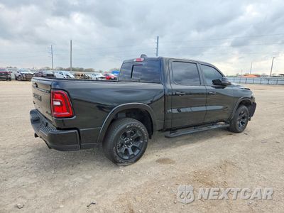 Trzecie zdjęcie samochodu z tyłu: 2025 RAM 1500 BIG HORN VIN:3C6SRFFPXS4501040 - miniatura