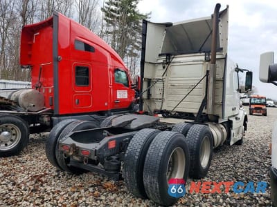 Czwarte zdjęcie samochodu z boku: 2015 VOLVO VNL SEMI TRUCK VIN:4V4NC9DG2FN921371 - miniatura