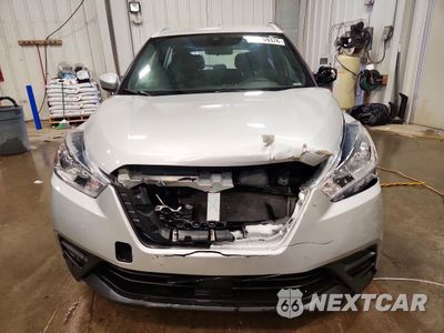 Piąte zdjęcie samochodu w środku: 2020 NISSAN KICKS SV VIN:3N1CP5CV8LL514363 - miniatura