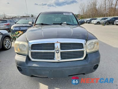 Piąte zdjęcie samochodu w środku: 2005 DODGE DAKOTA QUAD VIN:1D7HW28K45S263919 - miniatura