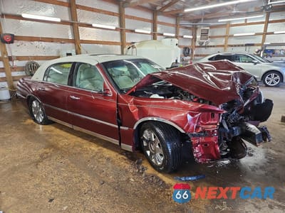 Czwarte zdjęcie samochodu z boku: 2004 LINCOLN TOWN CAR ULTIMATE VIN:1LNHM83W54Y662066 - miniatura