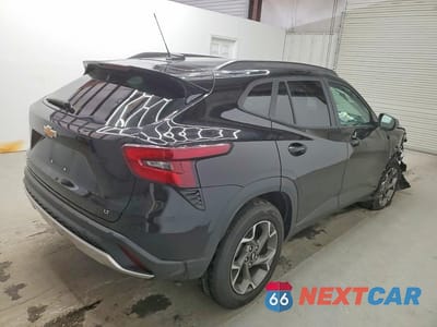 Trzecie zdjęcie samochodu z tyłu: 2025 CHEVROLET TRAX 1LT VIN:KL77LHEP9SC236915 - miniatura