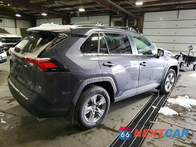 Trzecie zdjęcie samochodu z tyłu: 2025 TOYOTA RAV4 HYBRID XLE VIN:JTMRWRFV5SJ079112 - miniatura