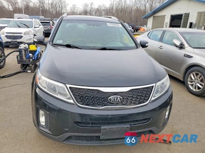 Piąte zdjęcie samochodu w środku: 2015 KIA SORENTO LX VIN:5XYKTDA67FG616470 - miniatura