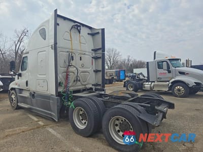 Trzecie zdjęcie samochodu z tyłu: 2018 FREIGHTLINER CASCADIA 125 SEMI TRUCK VIN:1FUJGLDR1JLHF2680 - miniatura