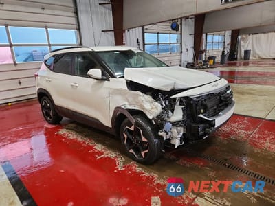 Czwarte zdjęcie samochodu z boku: 2025 KIA SELTOS VIN:KNDEUCAA4S7685701 - miniatura