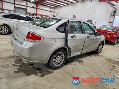 Trzecie zdjęcie samochodu z tyłu: 2010 FORD FOCUS SE VIN:1FAHP3FN4AW247187 - miniatura