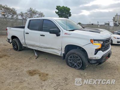 Czwarte zdjęcie samochodu z boku: 2025 CHEVROLET SILVERADO K1500 LT TRAIL BOSS VIN:3GCPKFEK4SG347853 - miniatura