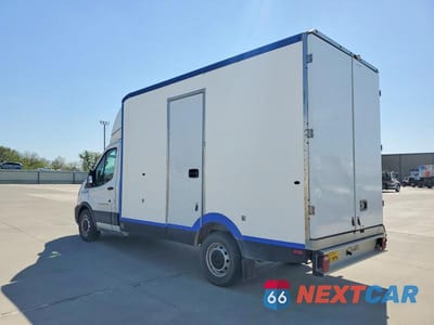 Trzecie zdjęcie samochodu z tyłu: 2022 FORD TRANSIT DELIVERY TRUCK VIN:1FDBW5Z89NKA39724 - miniatura