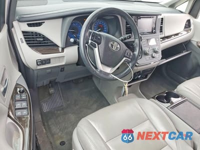 Zdjęcie 8 z 12 samochodu: 2018 TOYOTA SIENNA XLE PREMIUM 8-PASSENGER VIN:5TDYZ3DC8JS958025 - miniatura