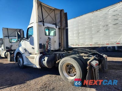 Trzecie zdjęcie samochodu z tyłu: 2014 KENWORTH T680 SEMI TRUCK VIN:1XKYA48X9EJ402579 - miniatura