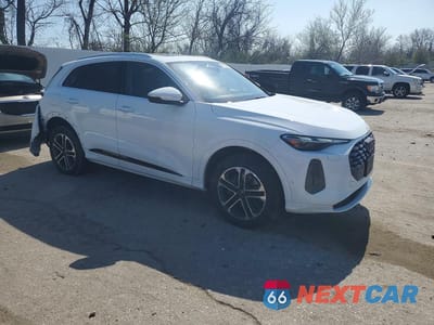 Czwarte zdjęcie samochodu z boku: 2025 AUDI Q5 PREMIUM VIN:WA11AAGU0S2069806 - miniatura