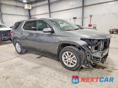 Czwarte zdjęcie samochodu z boku: 2018 CHEVROLET TRAVERSE LT VIN:1GNERGKW7JJ199878 - miniatura