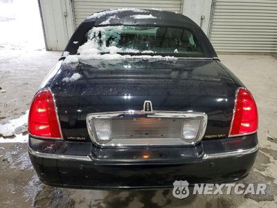 Zdjęcie 6 z 11 samochodu: 2005 LINCOLN TOWN CAR VIN:1LNHM82W15Y667350 - miniatura