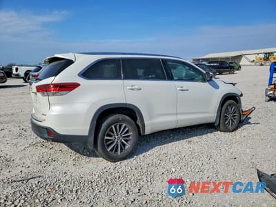 Trzecie zdjęcie samochodu z tyłu: 2017 TOYOTA HIGHLANDER XLE VIN:5TDJZRFH9HS518886 - miniatura
