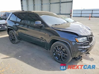 Czwarte zdjęcie samochodu z boku: 2018 JEEP GRAND CHEROKEE LAREDO VIN:1C4RJEAG7JC512822 - miniatura