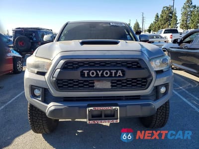 Piąte zdjęcie samochodu w środku: 2019 TOYOTA TACOMA TRD OFF-ROAD VIN:3TMCZ5AN1KM211802 - miniatura