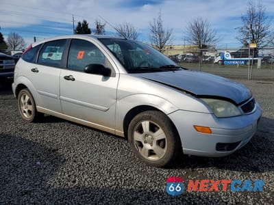 Czwarte zdjęcie samochodu z boku: 2005 FORD FOCUS ZX5 VIN:3FAFP37NX5R150378 - miniatura