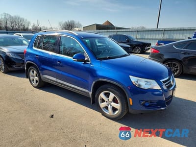 Czwarte zdjęcie samochodu z boku: 2010 VOLKSWAGEN TIGUAN SE VIN:WVGBV7AX8AW002300 - miniatura