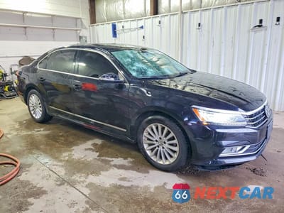 Czwarte zdjęcie samochodu z boku: 2017 VOLKSWAGEN PASSAT SE VIN:1VWBT7A34HC050893 - miniatura