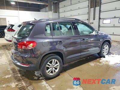 Trzecie zdjęcie samochodu z tyłu: 2016 VOLKSWAGEN TIGUAN LIMITED VIN:WVGAV7AX8GW513171 - miniatura