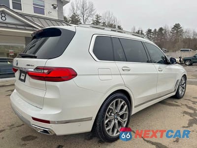 Czwarte zdjęcie samochodu z boku: 2021 BMW X7 XDRIVE40I VIN:5UXCW2C00M9H53341 - miniatura