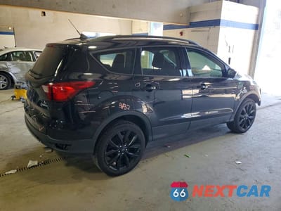 Trzecie zdjęcie samochodu z tyłu: 2019 FORD ESCAPE SE VIN:1FMCU9GD0KUA16186 - miniatura
