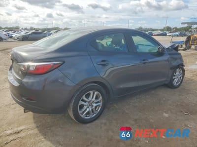 Trzecie zdjęcie samochodu z tyłu: 2017 TOYOTA YARIS IA BASE VIN:3MYDLBYV1HY174747 - miniatura