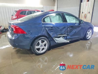 Trzecie zdjęcie samochodu z tyłu: 2013 VOLVO S60 T5 VIN:YV1612FH0D2202681 - miniatura