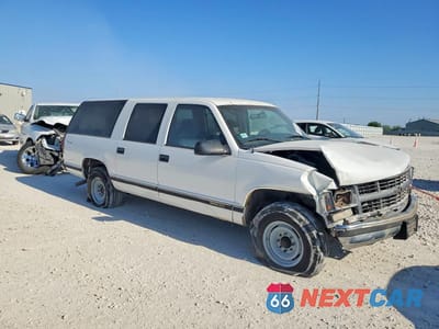 Czwarte zdjęcie samochodu z boku: 1999 CHEVROLET SUBURBAN C2500 VIN:3GNGC26R9XG250356 - miniatura