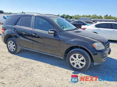 Czwarte zdjęcie samochodu z boku: 2007 MERCEDES-BENZ ML 350 VIN:4JGBB86E67A261816 - miniatura