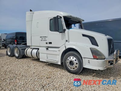 2011 VOLVO VNL SEMI TRUCK 4V4NC9EH5BN296935 - główne zdjęcie licytacji z USA - miniatura