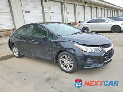 Czwarte zdjęcie samochodu z boku: 2019 CHEVROLET CRUZE LS VIN:1G1BC5SM9K7152097 - miniatura