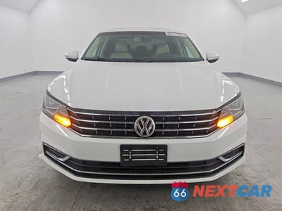 Piąte zdjęcie samochodu w środku: 2016 VOLKSWAGEN PASSAT SE VIN:1VWBT7A38GC010945 - miniatura