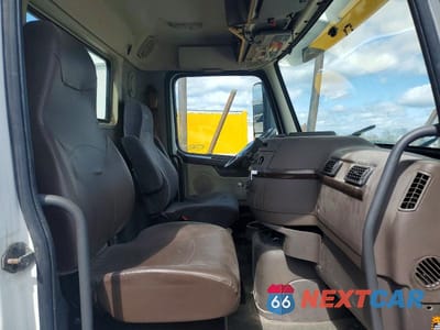 Piąte zdjęcie samochodu w środku: 2017 VOLVO VN VNL VIN:4V4N39TG8HN988044 - miniatura