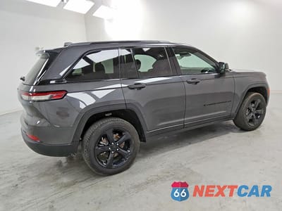 Trzecie zdjęcie samochodu z tyłu: 2025 JEEP GRAND CHEROKEE LAREDO VIN:1C4RJHAG8SC362206 - miniatura