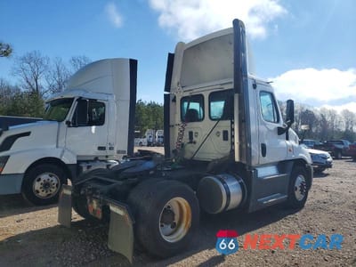 Czwarte zdjęcie samochodu z boku: 2016 FREIGHTLINER CASCADIA 125 SEMI TRUCK VIN:1FUBGEDV3GLHC5647 - miniatura
