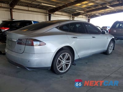 Trzecie zdjęcie samochodu z tyłu: 2013 TESLA MODEL S VIN:5YJSA1CNXDFP17886 - miniatura