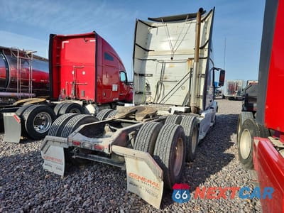 Czwarte zdjęcie samochodu z boku: 2016 VOLVO VNL SEMI TRUCK VIN:4V4NC9EJ2GN945777 - miniatura
