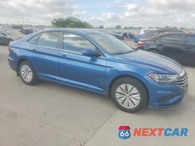 Czwarte zdjęcie samochodu z boku: 2019 VOLKSWAGEN JETTA S VIN:3VWC57BU0KM024187 - miniatura