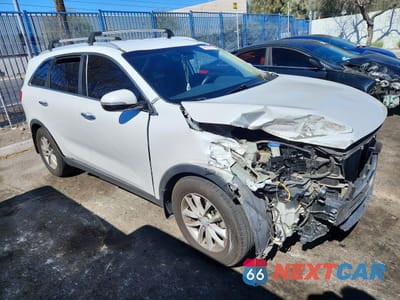 Czwarte zdjęcie samochodu z boku: 2018 KIA SORENTO LX VIN:5XYPG4A31JG422977 - miniatura