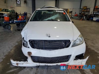 Piąte zdjęcie samochodu w środku: 2013 MERCEDES-BENZ C 250 VIN:WDDGF4HB4DR268793 - miniatura