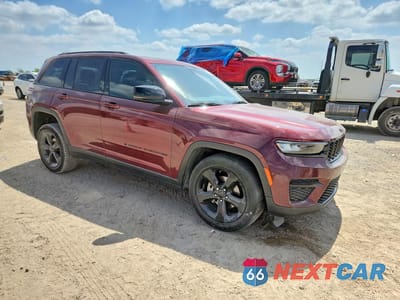 Czwarte zdjęcie samochodu z boku: 2023 JEEP GRAND CHEROKEE LAREDO VIN:1C4RJHAG7P8889650 - miniatura