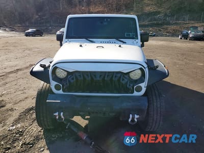 Piąte zdjęcie samochodu w środku: 2017 JEEP WRANGLER UNLIMITED SPORT VIN:1C4HJWDGXHL536054 - miniatura