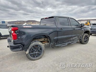 Trzecie zdjęcie samochodu z tyłu: 2021 CHEVROLET SILVERADO K1500 TRAIL BOSS CUSTOM VIN:1GCPYCEF5MZ401535 - miniatura