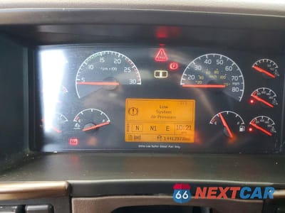 Zdjęcie 8 z 10 samochodu: 2017 VOLVO VNL SEMI TRUCK VIN:4V4N99EH2HN975620 - miniatura