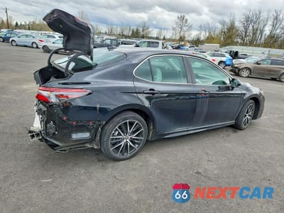 Trzecie zdjęcie samochodu z tyłu: 2022 TOYOTA CAMRY HYBRID SE VIN:4T1G31AKXNU595950 - miniatura